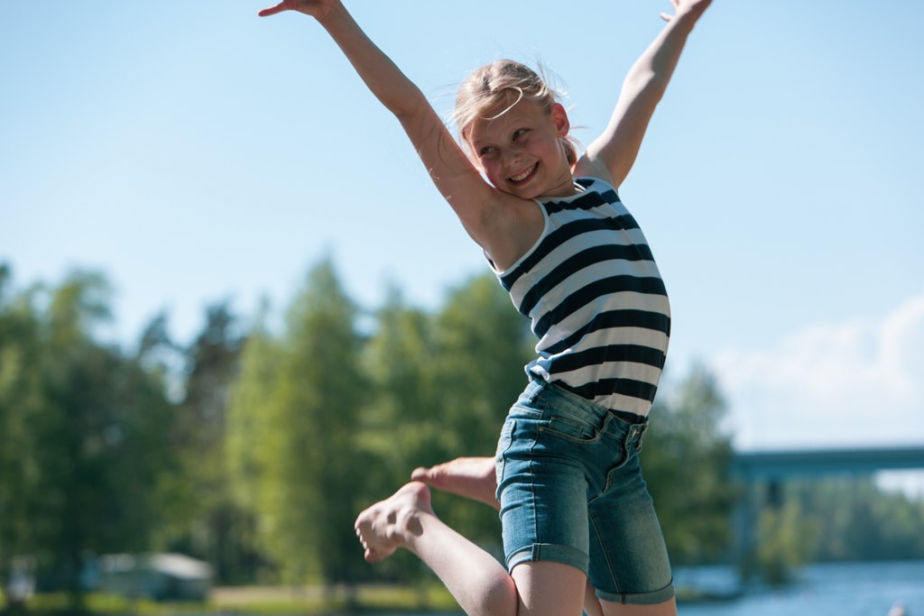 Tyttö trampalla