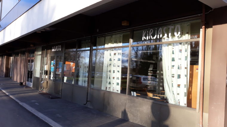Kirjaston lehtisalin ikkunat ja ovi