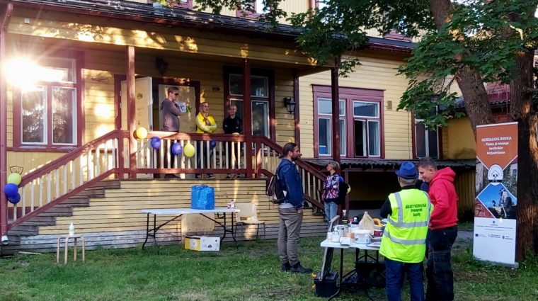 Ihmisiä ulkona tapahtumassa