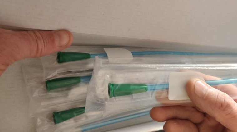 Yksittäispakattuja kertakatetreja asiakkaan kädessä