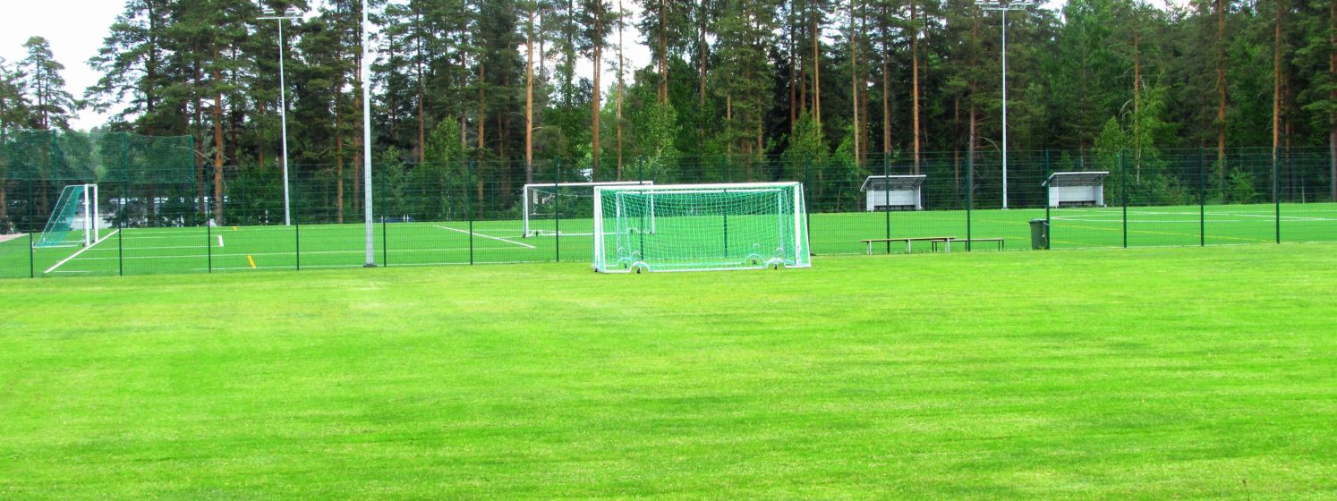 Urheilupuiston jalkapallokentät.