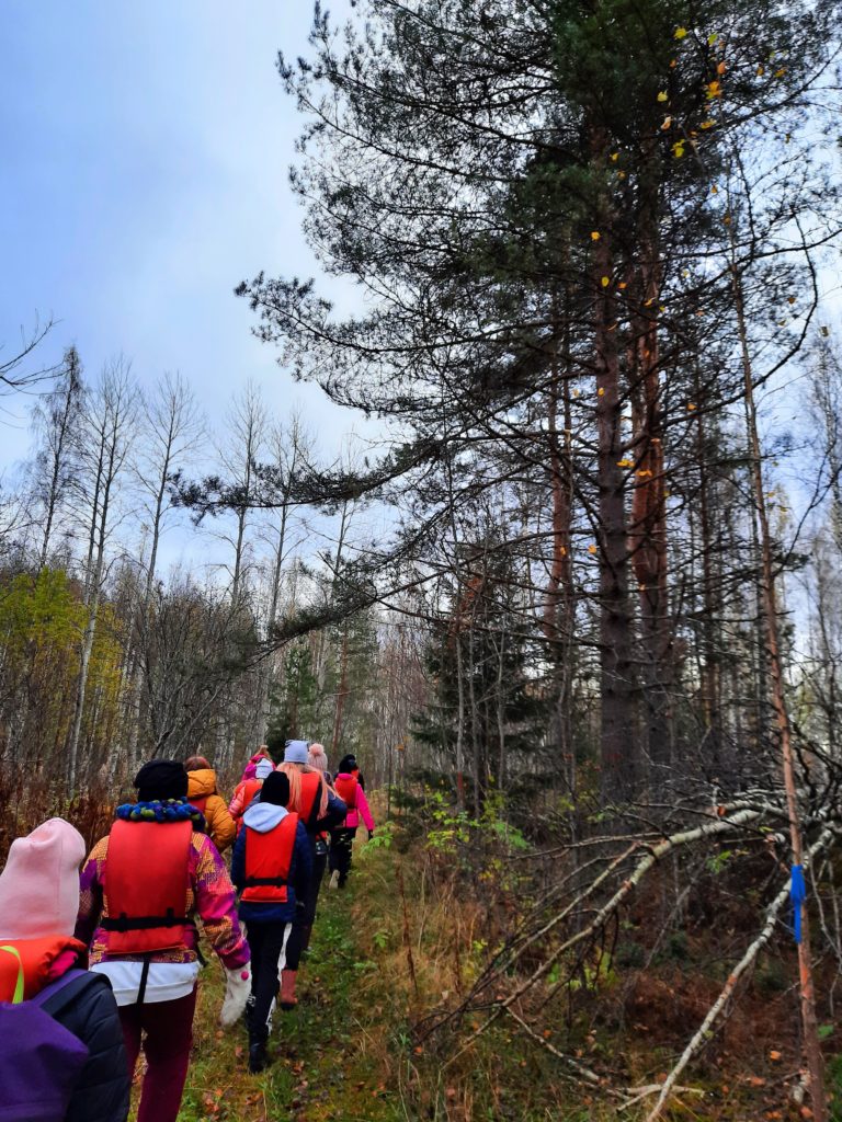 Kuvassa joukko leiriläisiä metsäretkellä.
