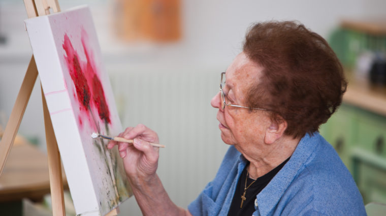 Seniori maalaamassa