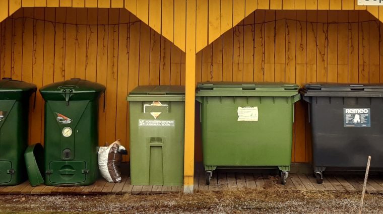 Rivitalon jätekatos. Biojäteastiat ja roskikset.