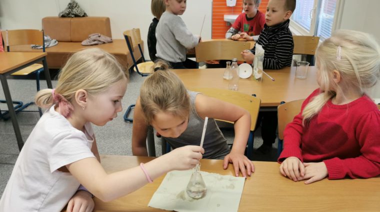 Lapsia tiedeprojektin kimpussa