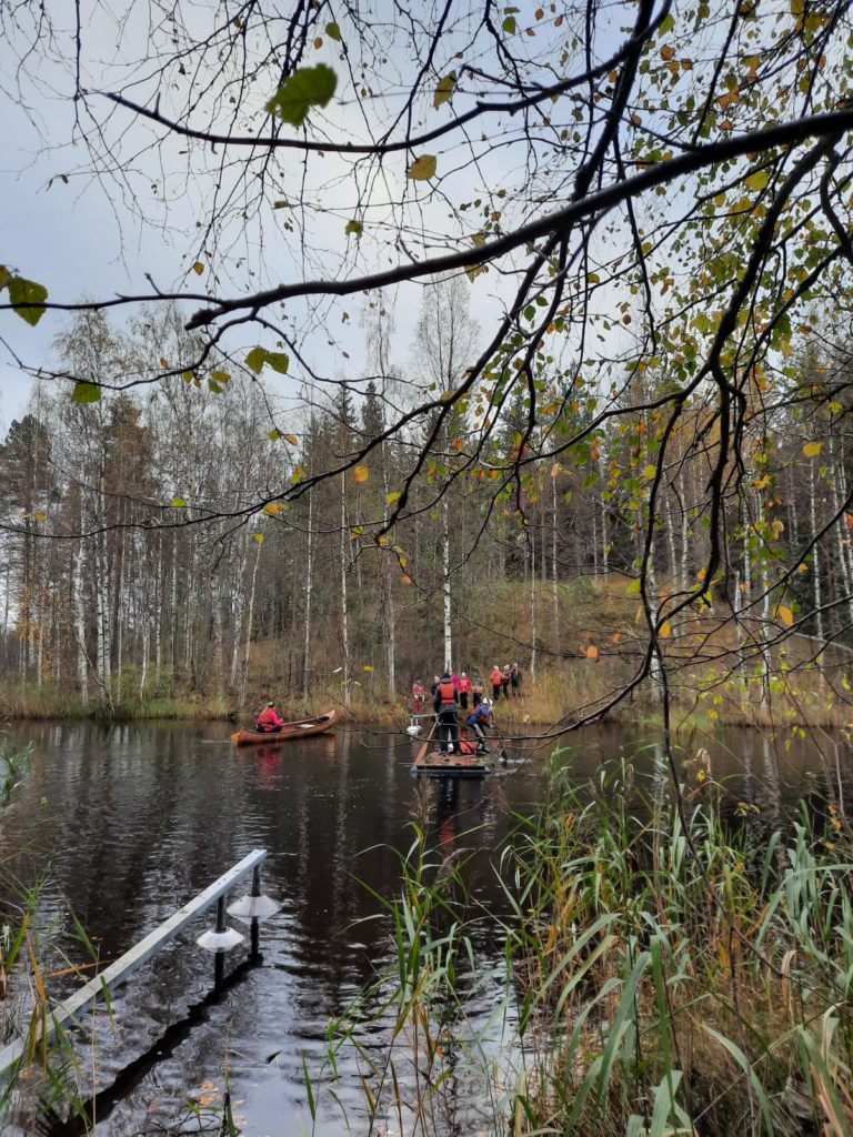 Kuvassa oppilaita melomassa 