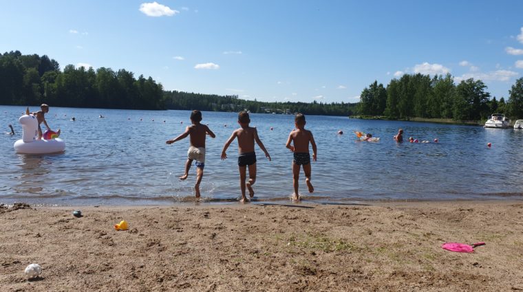 Lapset Heinolan Kylpylän uimarannalla