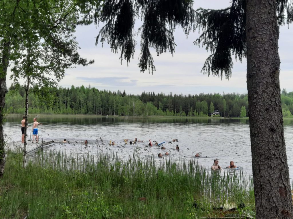 Kuvassa lapsia uimassa