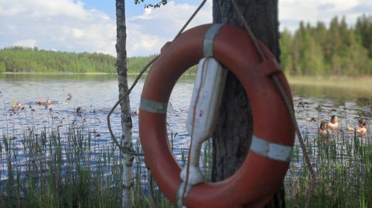 Uimarengas ja vettä