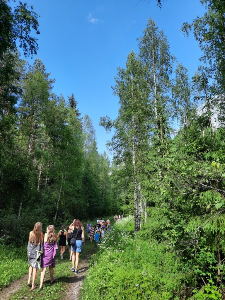 Kuvassa lapsia kävelemässä rannalle