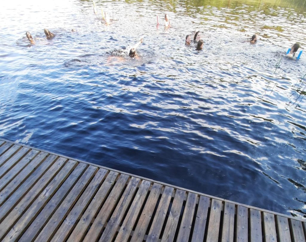 Kuvassa vedessä lapsia