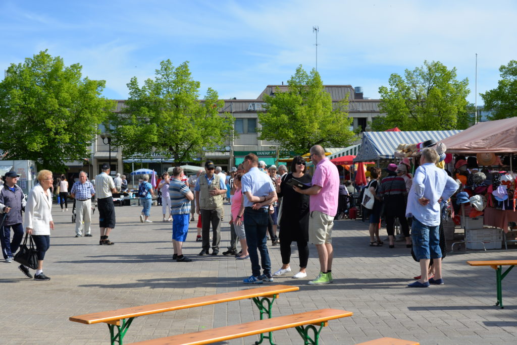 Ihmisiä Heinolan torilla