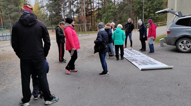 Ihmisiä suunnitelmien äärellä