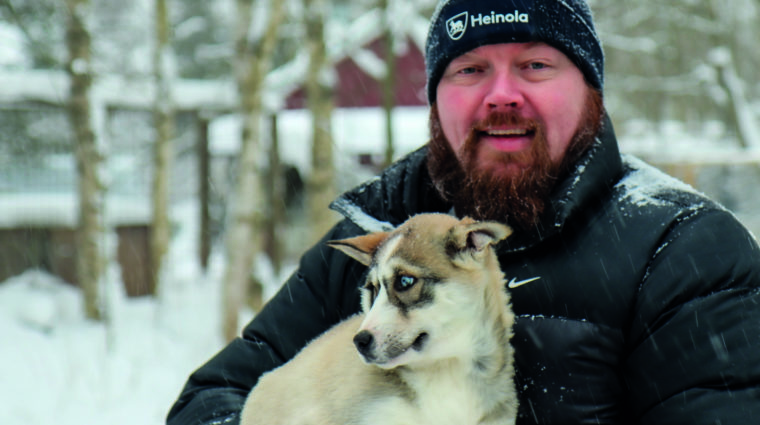 Jari Parkkonen koira sylissä