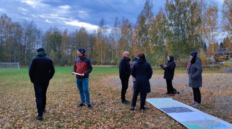 Ihmisiä kentällä