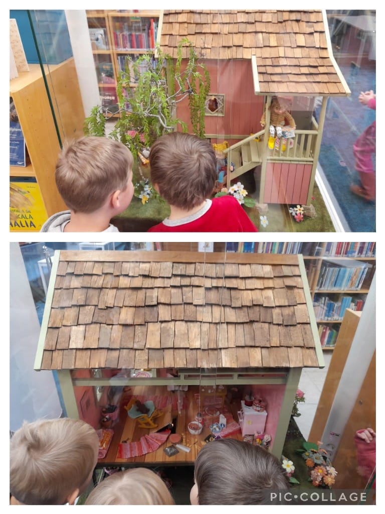 Lapset katsovat kirjastossa sisälle rakennettua leikkimökkiä