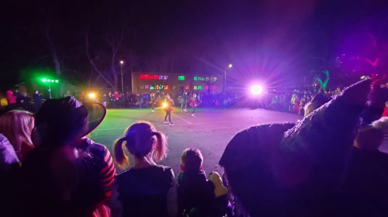 Esitys tenniskentillä ja yleisö