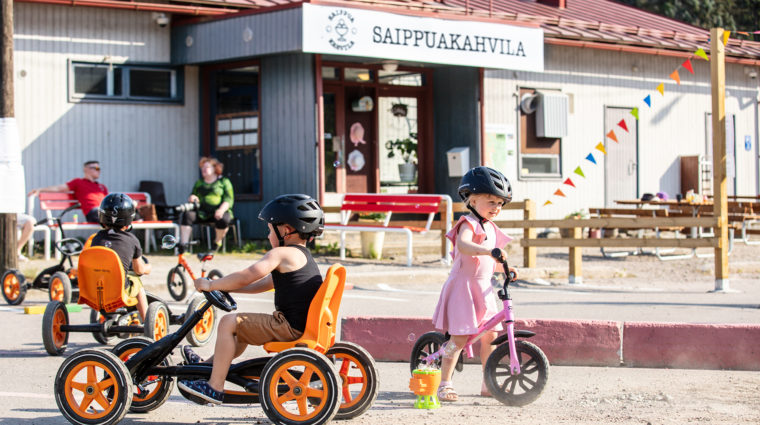 Lapset leikkivät Saippuakaupan edustan liikennepuistossa