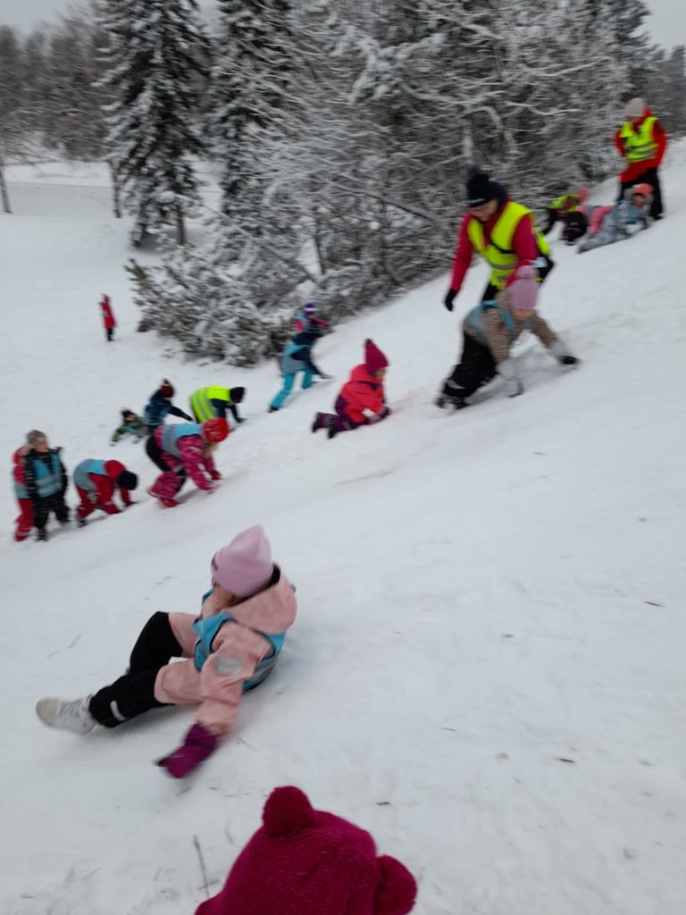 Lapset laskevat mäkeä