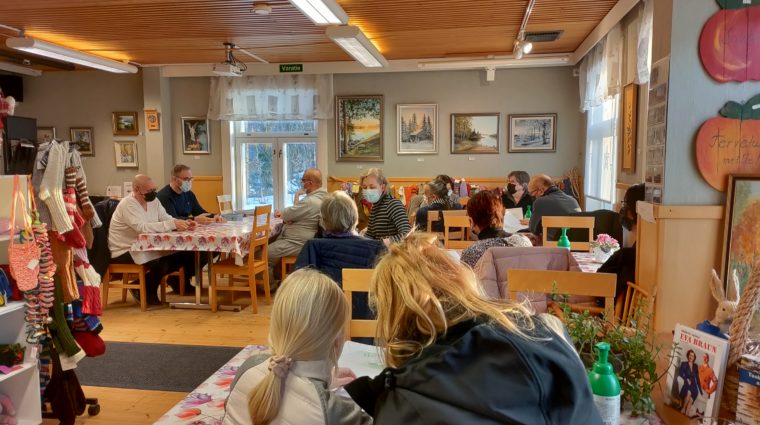 Ihmisiä Kyläpirtillä