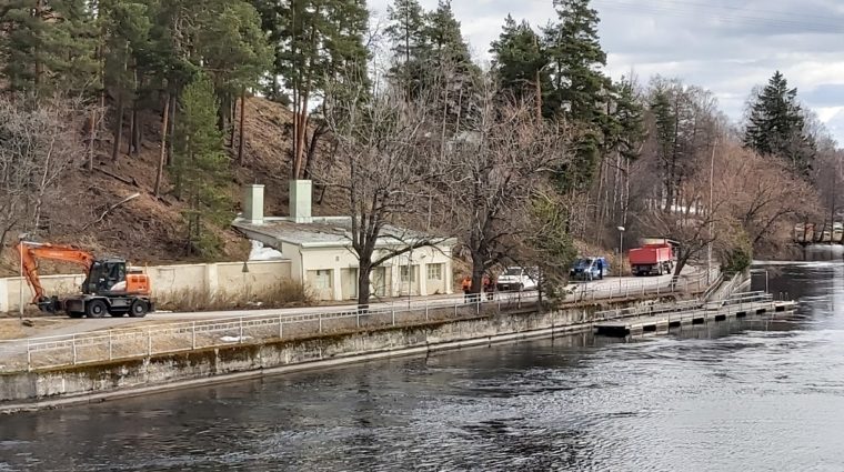 Piestanyn rantatieltä näkymä vanhan pesularakennuksen kohdalle