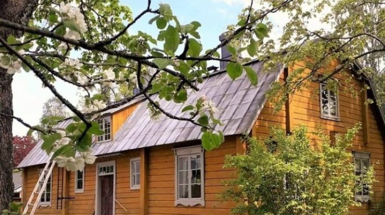 1700-luvun talo ja omenankukkia