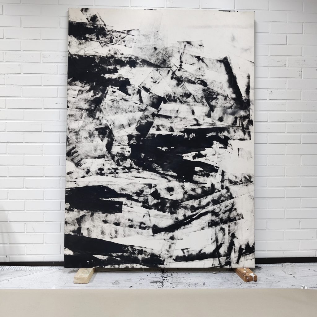 Sofia Wilkmanin maalaus, jossa valkoiella pohjalla on mustia ei-esittäviä muotoja.