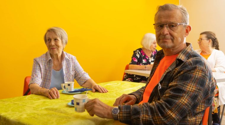 Vanhemmat ihmiset kokoontuneena pöydän ääreen