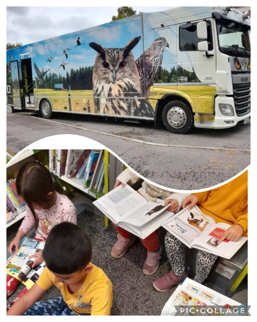 Kuvassa kirjastoauto ja lapsia lukemassa