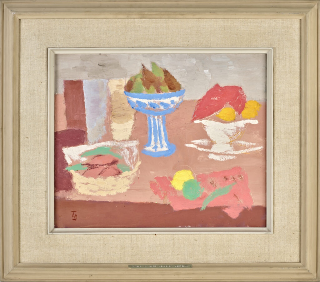 Kuva näyttelyssä mukana olevasta asetelmamaalauksesta. Pöydällä on hedelmiä ja astioita. Punertava väri hallitsee, keskellä kuvaa on sininen malja. 