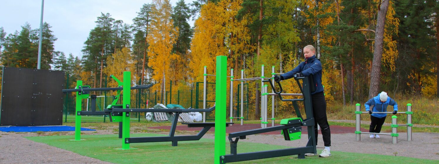 Jäähallin ulkokuntosalilaitteet