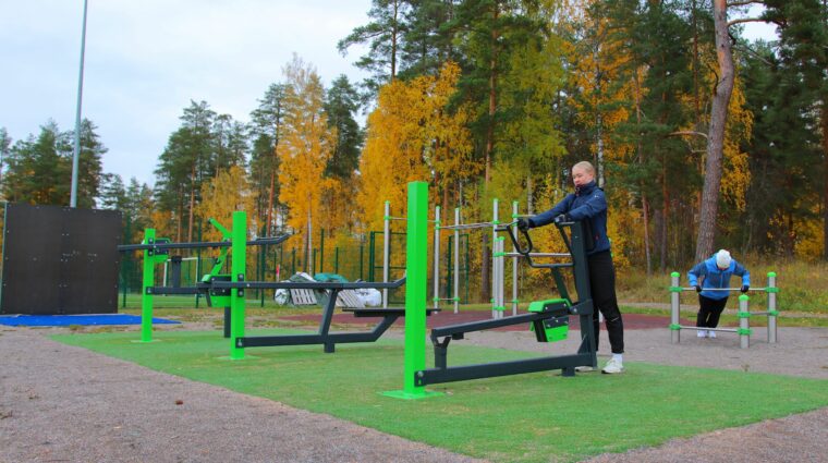 Jäähallin ulkokuntosalilaitteet