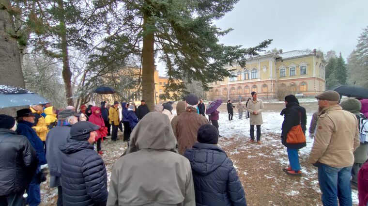 Ihmisiä Seminaarin edessä lumisateessa