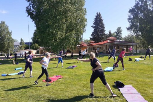 Jumppaa Kylpylän rannassa