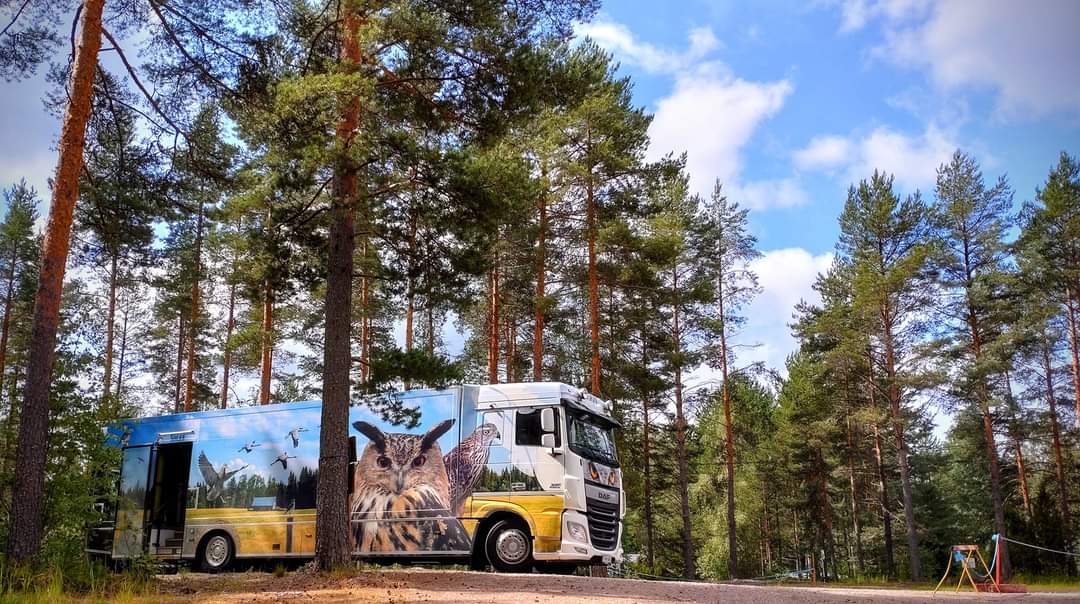 Kirjastoauto Sulka mäntymetsässä.