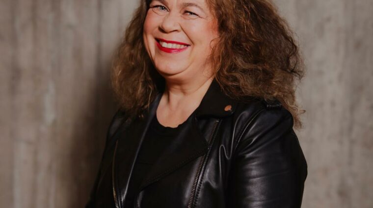 Kirjailija Leena Lehtolainen.