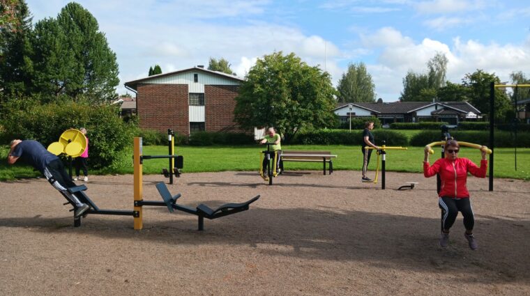 Möljänpuiston kuntosalilaitteita