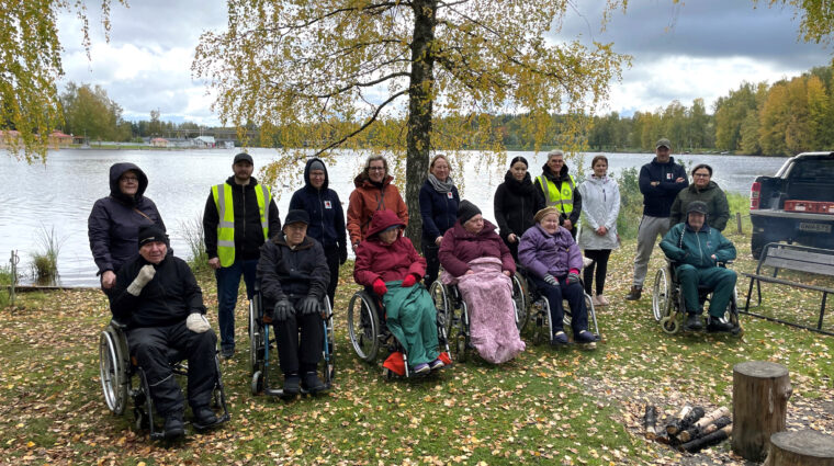 kuvassa vanhustenviikon ulkoilutapahtumaan osallistuvia Stora Enson Flutingtehtaan järjestämässä tapahtumassa