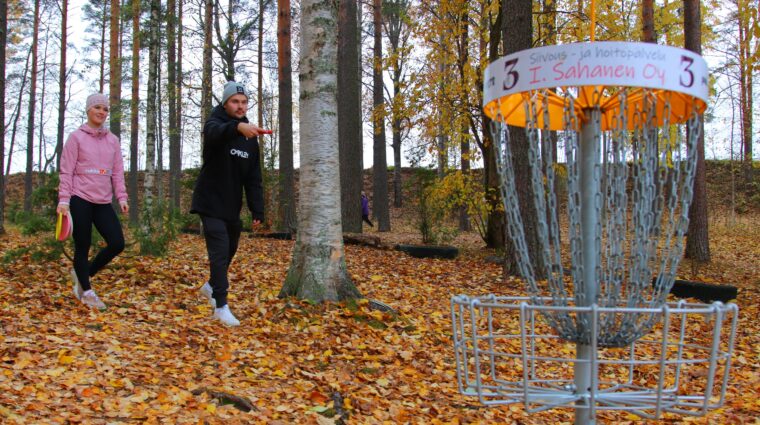 Frisbeekori ja kaksi heittäjää