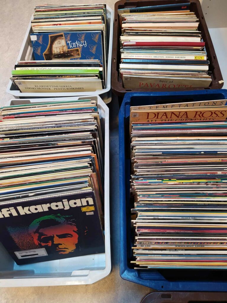 Lp-levyjä muuttolaatikoissa.