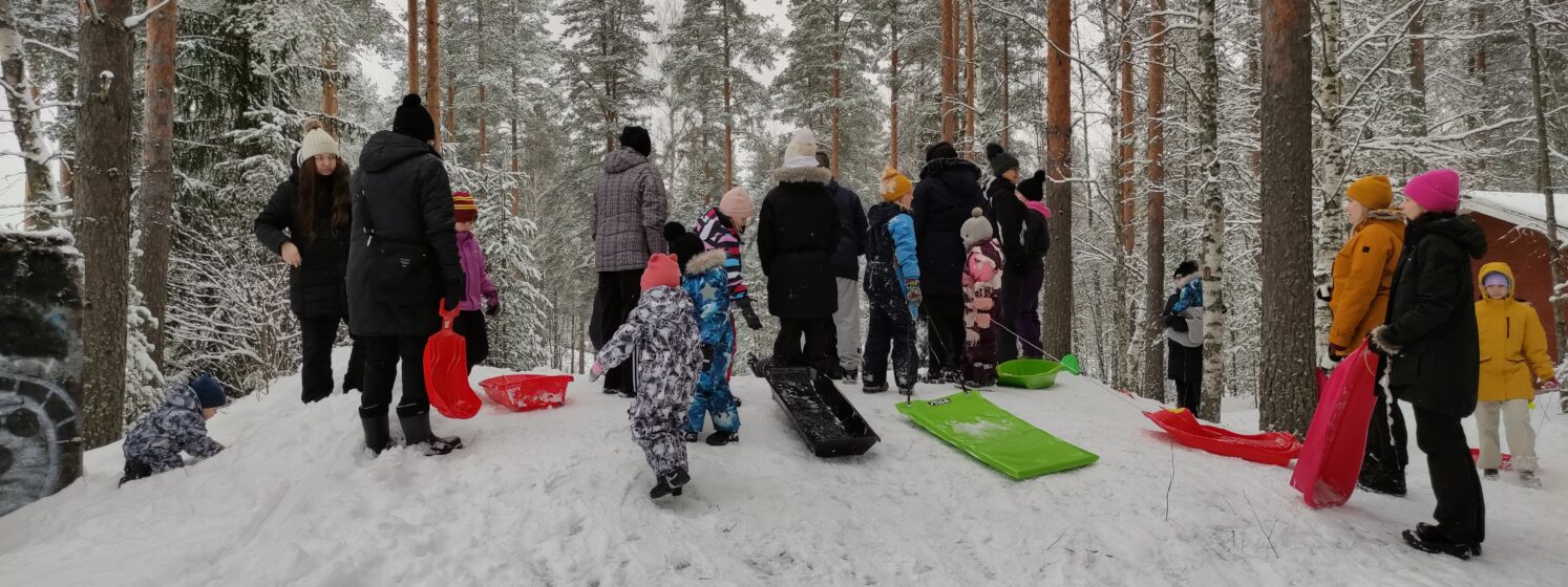 Mäenlaskijoita odottamassa omaa vuoroaan