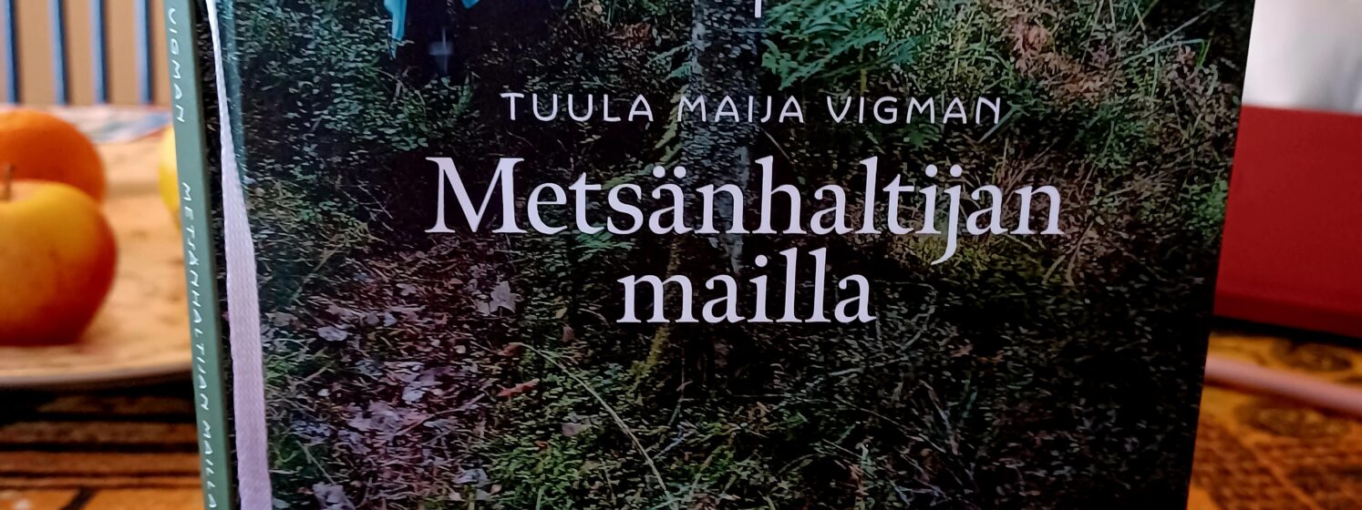 Sadunkerääjä on juuri nyt metsässä. Hän kerää alkioita tarinoihinsa, ottaa palasia metsästä pellavakassiinsa: kävyn,neulasen,varvun,lehden ja hyppysellisen naavaa. Kulkiessaan metsässä, hän samalla tallentaa muistiinsa kauniita kohtia. Myös tuoksuja kuten pihkan, suopursun, vanamon, sammaleen ja lounaistuulen. Sadunkerääjä ripottelee uniini kaikki metsän tuoksut, kuvat ja tuulet. Aamulla kun herään, muistan unen. Minusta tulee sadunkertoja, tarinan kirjoittaja, näkijä ja kokija.