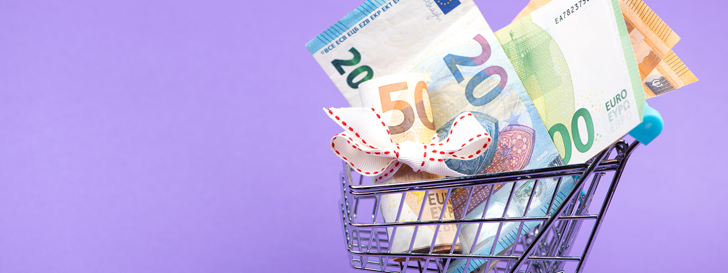 ostoskärryssä useita seteleitä