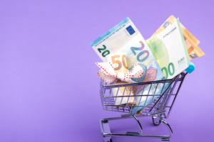 ostoskärryssä useita seteleitä