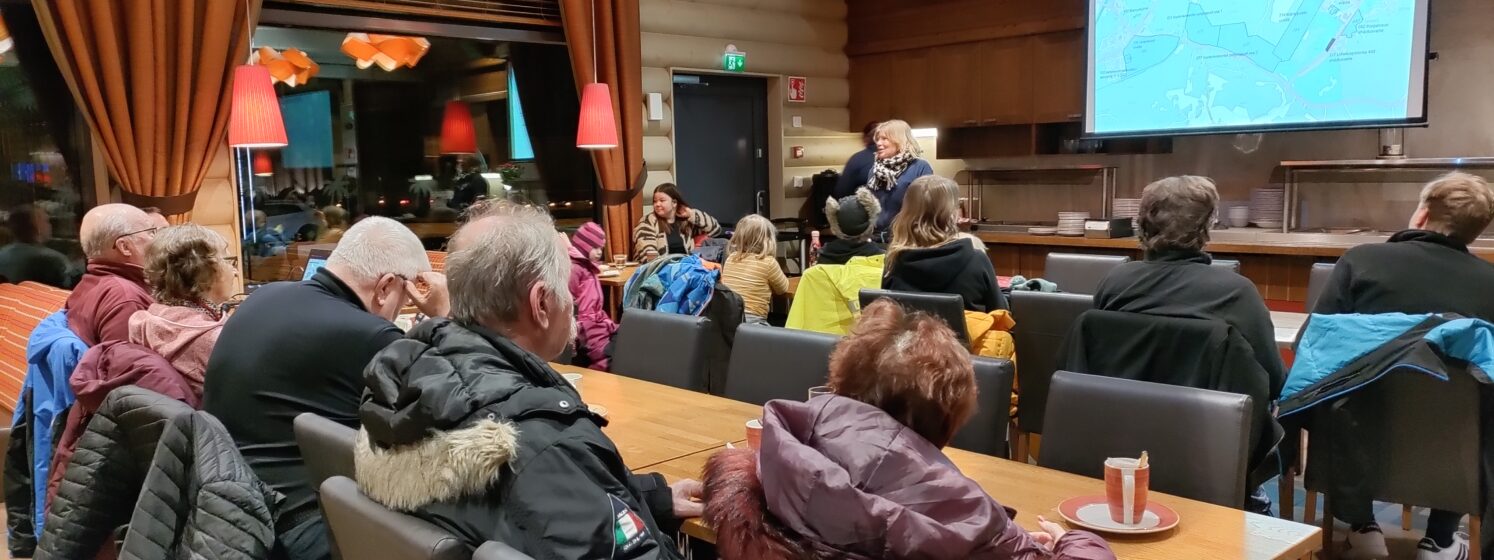 Asukkaita kuuntelemassa esitystä