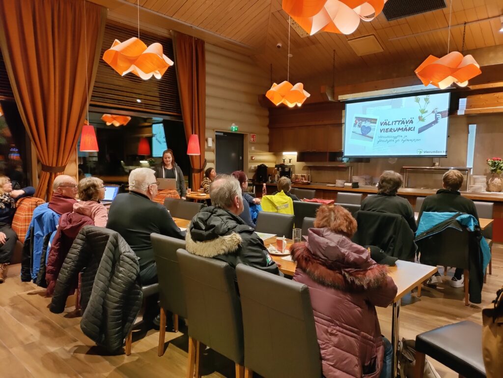 Asukkaita kuuntelemassa esitystä