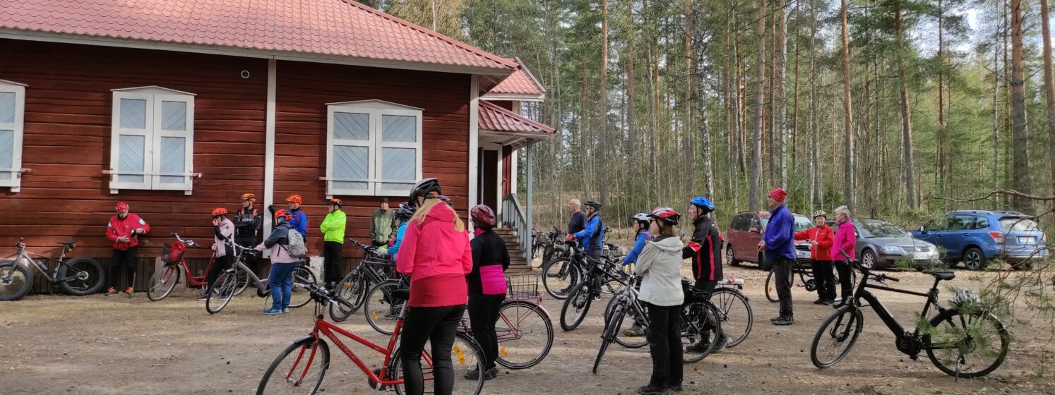 Pyöräilijöitä Latumajan pihalla