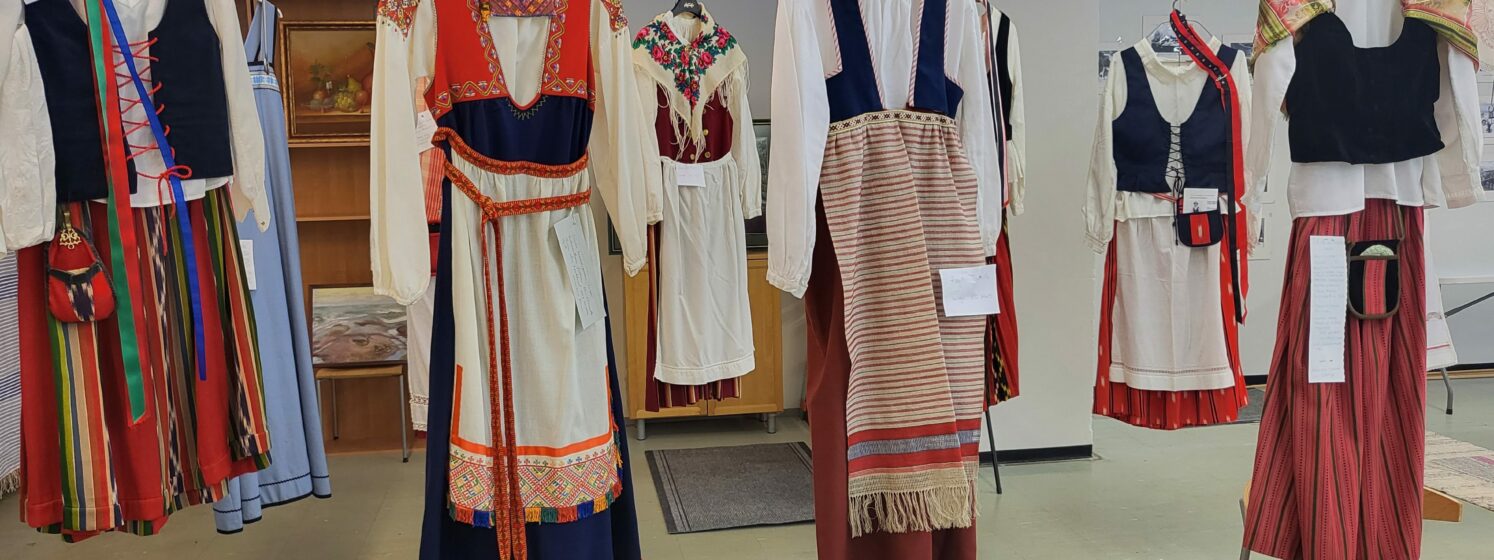 Kansallispukunäyttely Kahvituvalla