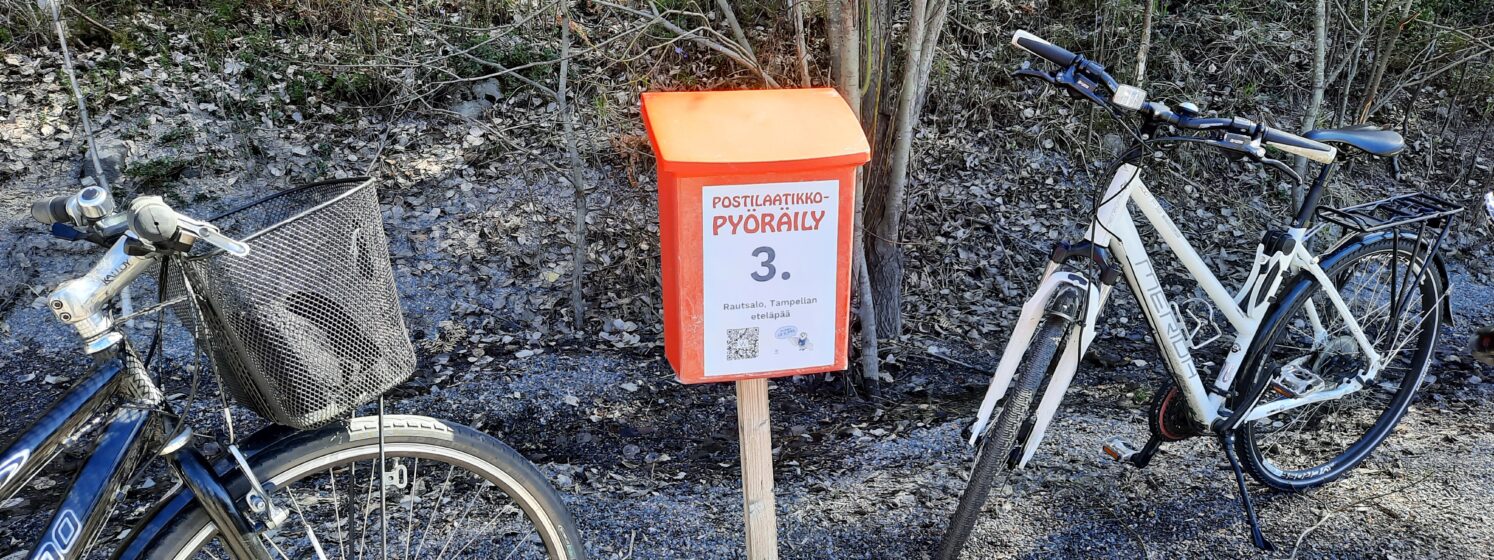 Postilaatikko ja polkupyöriä.