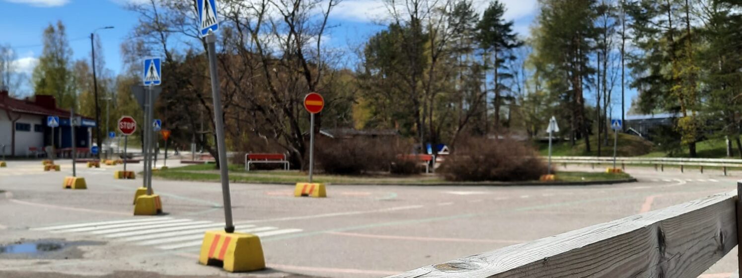 Liikennepuiston aita ja ajorata.